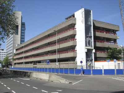 905927 Gezicht op de start van de sloop van de parkeergarage Jaarbeursplein (Jaarbeursplein 26) te Utrecht.